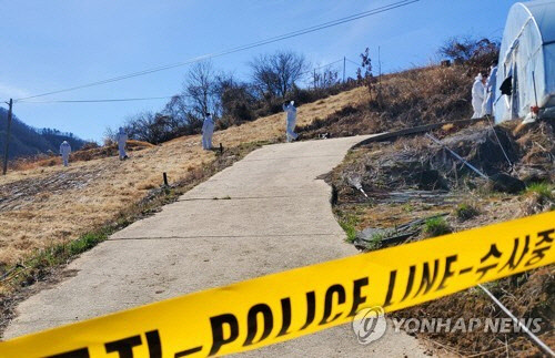 경북경찰청 전담수사팀이 13일 오후 경북 봉화군 명호면 관창리 소재 더불어민주당 이재명 대표 부모 묘지에서 감식을 벌이고 있다. 봉화=연합뉴스